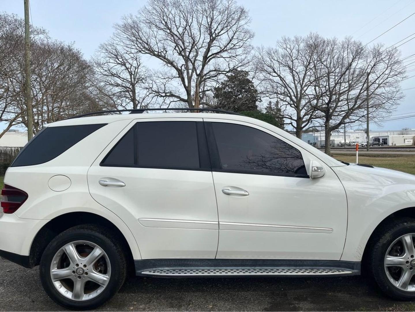 2008 WHITE /Tan Mercedes-Benz M-Class ML350 (4JGBB86E48A) with an 3.5L V6 DOHC 24V engine, 7-Speed Automatic Overdrive transmission, located at 5700 Curlew Drive, Norfolk, VA, 23502, (757) 455-6330, 36.841885, -76.209412 - Photo#2